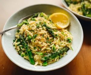 Creamy lemon garlic orzo pasta served with fresh asparagus for a flavorful vegetarian dish.